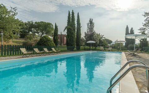 Agriturismo le Case Rosse di Montebuono: Schwimmbad, Strauch, Garten, Landscaping, Schatten, Eco Hotel, Gartenmöbel, Resort, Hazienda