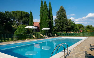 Agriturismo le Case Rosse di Montebuono: Schwimmbad, Gartenmöbel, Schatten, Resort, Eco Hotel, Garten, Estate, Hazienda, Sonnenliege, Landscaping