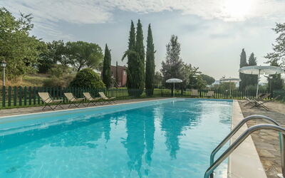 Agriturismo le Case Rosse di Montebuono: Schwimmbad, Strauch, Garten, Landscaping, Schatten, Eco Hotel, Gartenmöbel, Resort, Hazienda