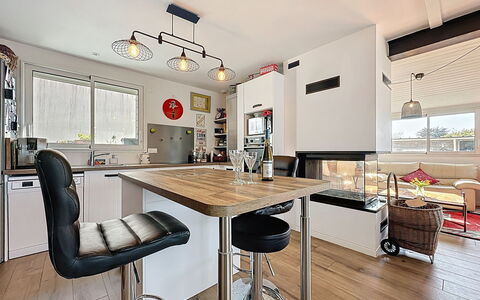 Les Rainettes: Möbel, Interior Design, Küche, Flooring, Countertop, Holz, Decke, Light Fixture, Stuhl, Fussboden
