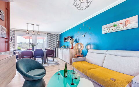 Elioluaso: Möbel, Blau, Interior Design, Wand, Flooring, Decke, Fussboden, Couch, Wohnzimmer, Zimmer