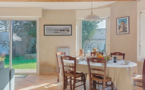 Le Château 3: Möbel, Stuhl, Interior Design, Esszimmer, Tabelle, Küche & Esszimmer Tisch, Holz, Flooring, Fussboden, Zimmer