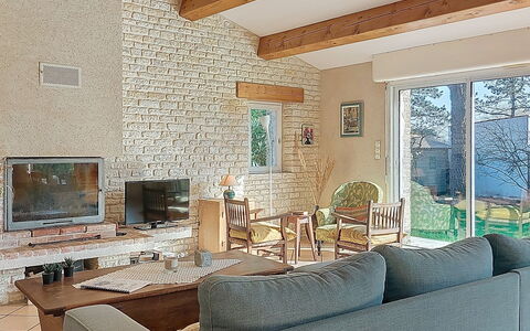 Le Château 3: Möbel, Interior Design, Wand, Flooring, Holz, Decke, Fussboden, Zimmer, Wohnzimmer, Couch