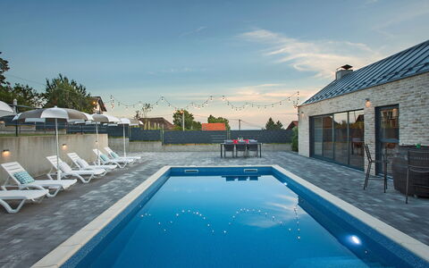 Das Klet: Blau, Schwimmbad, Resort, Verbundwerkstoff, Gartenmöbel, Eco Hotel, Sonnenliege, Hotel, Water Feature, Villa