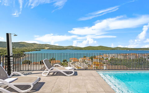 The Tinel: Wasser, Schwimmbad, Resort, Gartenmöbel, Eco Hotel, Ferienort, Hotel, Tropen, Strandresort, Sonnenliege