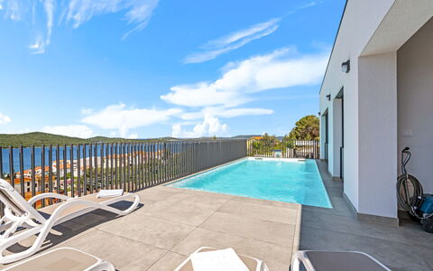 The Tinel: Blau, Schwimmbad, Resort, Hotel, Ferienort, Eco Hotel, Villa, Balkon