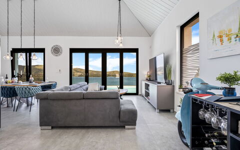 The Tinel: Interior Design, Decke, Flooring, Möbel, Fussboden, Couch, Wohnzimmer, Zuhause, Zimmer