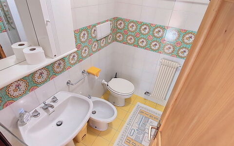 Casa Sofia: Badezimmer, Armatur, Toilleten Sitz, Bad Sink, Flooring, Sinken, Fussboden, Interior Design, Toilette, Zapfhahn