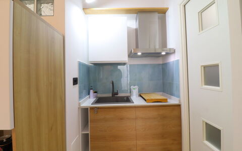 Malika: Interior Design, Küche, Wand, Küchengerät, Major Appliance, Countertop, Flooring, Holz, Cabinetry, Fussboden