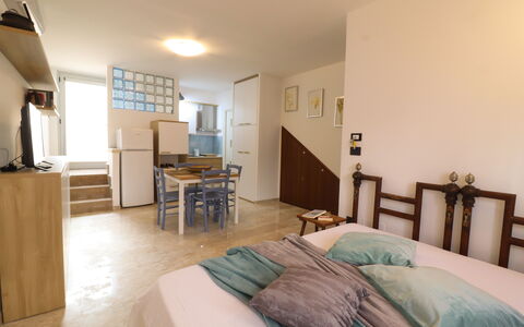 Malika: Möbel, Interior Design, Flooring, Fussboden, Bett, Schlafzimmer, Wand, Holz, Decke, Zimmer