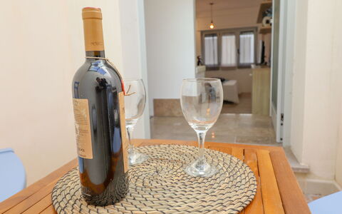 Malika: Geschirr, Möbel, Drinkware, Tabelle, Flasche, Servierware, Barware, Kelche, Glasflasche