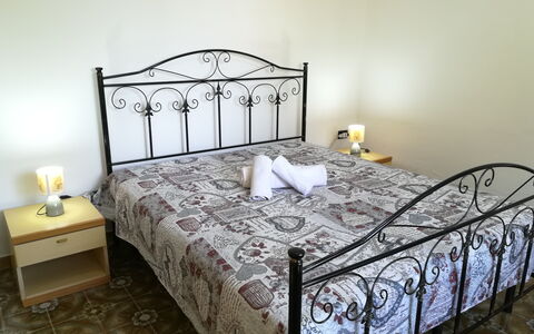 Villa Maddalena: Bett, Bedding, Schlafzimmer, Bettdecke, Möbel, Linens, Interior Design, Fussboden, Zimmer, Bettrahmen