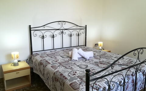 Villa Maddalena: Bett, Bedding, Schlafzimmer, Bettdecke, Möbel, Linens, Interior Design, Zimmer, Fussboden, Bettrahmen