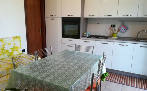 Villa Maddalena: Flooring, Möbel, Interior Design, Fussboden, Holz, Küche, Major Appliance, Küchengerät, Zimmer, Countertop