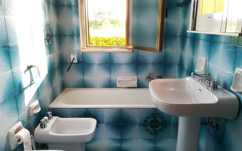 Villa Maddalena: Badezimmer, Armatur, Zapfhahn, Sinken, Bad Sink, Flooring, Installation, Toilette, Interior Design, Fussboden