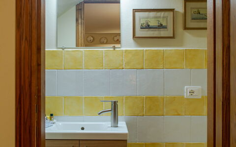 Villa Bolgheri Vermentino Castagneto Carducci: Wand, Flooring, Gelb, Holz, Armatur, Interior Design, Fussboden, Bad Sink, Badezimmer, Sinken