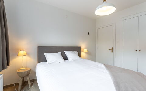 Sand Beach: Bett, Interior Design, Schlafzimmer, Möbel, Decke, Flooring, Holz, Fussboden, Bettdecke, Zimmer
