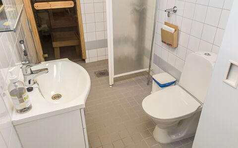 Point Vale 2 As 2: Toilleten Sitz, Badezimmer, Armatur, Toilette, Bad Sink, Sinken, Fussboden, Flooring, Zapfhahn, Interior Design