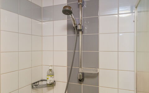 Point Vale 2 As 2: Badezimmer, Armatur, Duschkopf, Flooring, Dusche, Brausenstange, Installation, Fussboden, Duschpaneel, Fliese