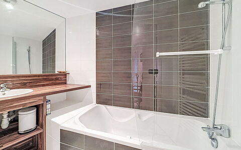 Stella Maris: Badezimmer, Armatur, Badewanne, Flooring, Interior Design, Fussboden, Installation, Dusche, Zapfhahn, Verbundwerkstoff