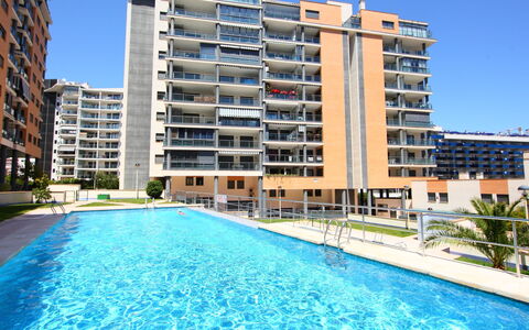 Tamarindo: Wasser, Gebäude, Pflanze, Daytime, Eigentum, Fenster, Himmel, Blau, Schwimmbad, Azurblau