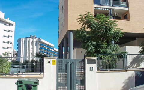 Tamarindo: Gebäude, Pflanze, Eigentum, Fenster, Grün, Himmel, Baum, Urban Design