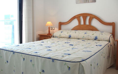 Tamarindo: Schlafzimmer, Bett, Bettdecke, Möbel, Bedding, Zimmer, Eigentum, Bettrahmen, Bettwäsche, Matratze