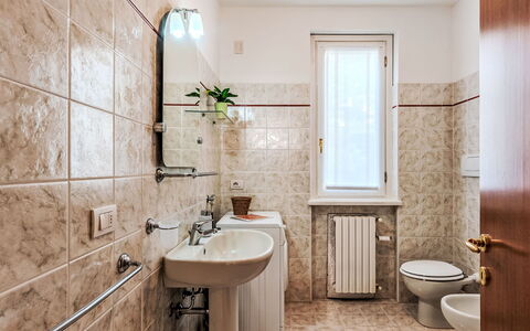 Casa Molgisio: Armatur, Flooring, Badezimmer, Toilleten Sitz, Bad Sink, Toilette, Sinken, Fussboden, Interior Design, Zapfhahn