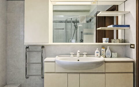 Etrusco Apartment: Interior Design, Bad Sink, Armatur, Sinken, Flooring, Cabinetry, Spiegel, Badezimmer, Möbel, Badezimmerschrank