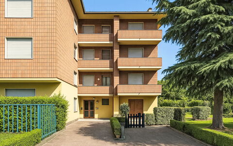 Etrusco Apartment: Wohngebiet, Strauch, Wohnung, Urban Design, Rasen, Hecke, Eigentumswohnung, Garten, Balkon, Estate
