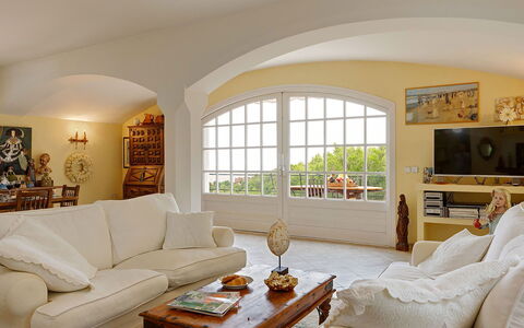 Villa Muneca: Möbel, Interior Design, Couch, Wand, Flooring, Holz, Decke, Fussboden, Wohnzimmer, Tabelle