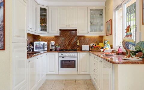 Villa Muneca: Küche, Küchengerät, Countertop, Cabinetry, Major Appliance, Interior Design, Möbel, Flooring, Zuhause, Beleuchtung