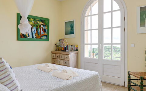Villa Muneca: Möbel, Interior Design, Fussboden, Flooring, Holz, Schlafzimmer, Bett, Zimmer, Textil, Zuhause