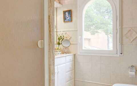Villa Muneca: Wand, Armatur, Interior Design, Bad Sink, Flooring, Badezimmerschrank, Badezimmer, Fussboden, Sinken, Spiegel