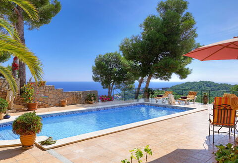 Villa Muneca: Blau, Schwimmbad, Resort, Gartenmöbel, Eco Hotel, Blumentopf, Freizeit, Stuhl, Zimmerpflanze, Hotel