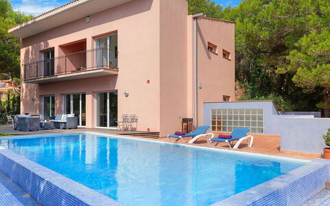 Villa Susanna: Schwimmbad, Resort, Wohngebiet, Menschliche Siedlung, Verbundwerkstoff, Wohnung, Gartenmöbel, Freizeit, Estate, Eco Hotel