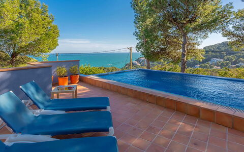 Villa Susanna: Blau, Wasser, Schwimmbad, Resort, Gartenmöbel, Eco Hotel, Schatten, Freizeit, Balkon, Stuhl