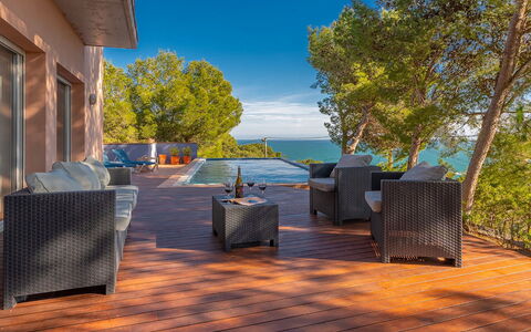 Villa Susanna: Holz, Möbel, Gartenmöbel, Küsten Und Ozeanische Forms, Stuhl, Meer, Deck, Schatten, Holzboden, Hartholz