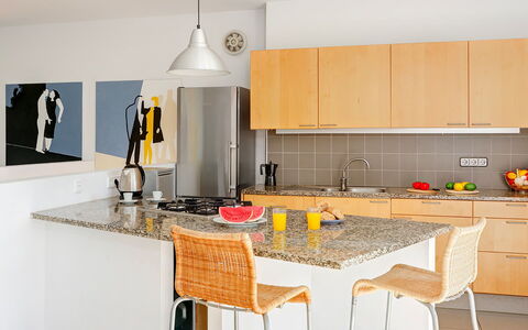 Villa Susanna: Möbel, Küche, Countertop, Interior Design, Küchengerät, Flooring, Holz, Major Appliance, Fussboden, Cabinetry