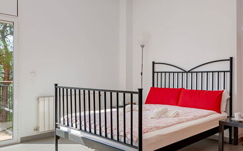 Villa Susanna: Bett, Möbel, Schlafzimmer, Interior Design, Fussboden, Flooring, Bedding, Bettrahmen, Bettdecke, Zimmer