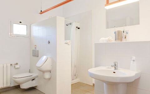 Villa Susanna: Bad Sink, Armatur, Badezimmer, Toilleten Sitz, Wand, Flooring, Fussboden, Toilette, Interior Design, Sinken
