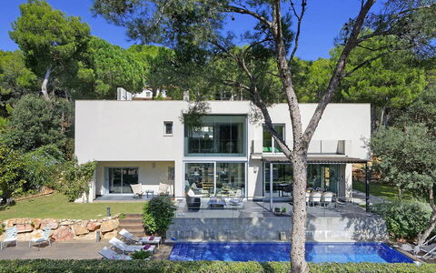 Villa Luminosa: Wohngebiet, Zuhause, Haus, Estate, Urban Design, Wohnung, Balkon, Schatten, Landscaping, Villa