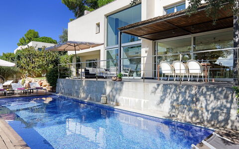 Villa Luminosa: Schwimmbad, Resort, Wohngebiet, Verbundwerkstoff, Zuhause, Gartenmöbel, Eco Hotel, Schatten, Estate, Wohnung