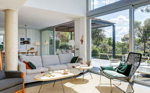 Villa Luminosa: Möbel, Stuhl, Couch, Interior Design, Flooring, Wohnzimmer, Tabelle, Fussboden, Zuhause