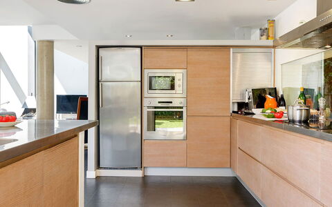 Villa Luminosa: Küche, Möbel, Küchengerät, Countertop, Interior Design, Cabinetry, Flooring, Major Appliance, Holz, Haushaltsgerät