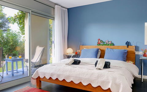 Villa Luminosa: Möbel, Interior Design, Schlafzimmer, Bett, Textil, Fussboden, Linens, Zuhause, Flooring, Bettdecke