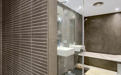 Villa Luminosa: Wand, Flooring, Armatur, Badezimmer, Interior Design, Fussboden, Decke, Fliese, Installation, Zapfhahn