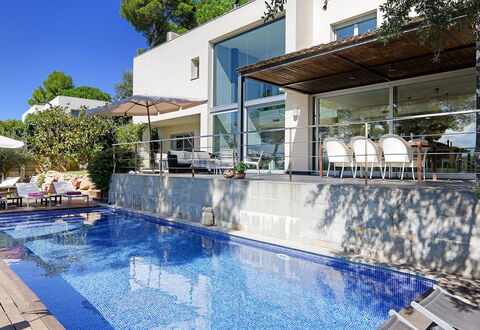 Villa Luminosa: Schwimmbad, Resort, Wohngebiet, Verbundwerkstoff, Zuhause, Gartenmöbel, Eco Hotel, Schatten, Estate, Wohnung