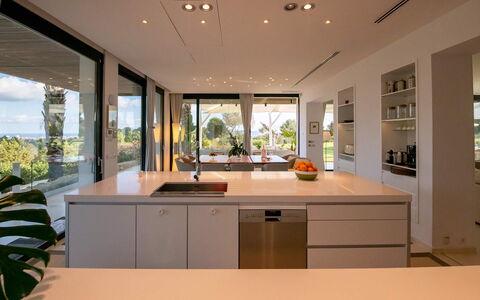 Villa the Marvel: Küche, Interior Design, Möbel, Countertop, Flooring, Fussboden, Holz, Decke, Küchengerät, Cabinetry