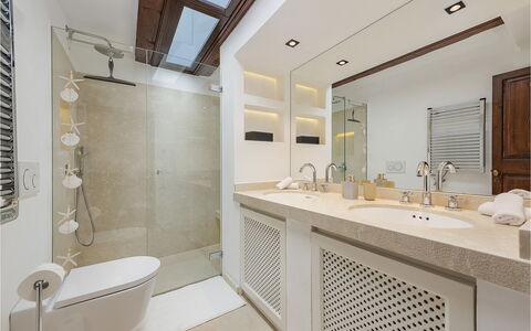 Can Cabana: Badezimmer, Armatur, Bad Sink, Interior Design, Flooring, Sinken, Fussboden, Badezimmerschrank, Zapfhahn, Decke